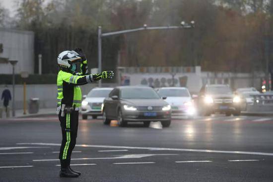 帅气！北京铁骑交警今天正式着新式警用骑行服亮相