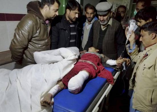 在冲突中受伤的儿童图：美联社