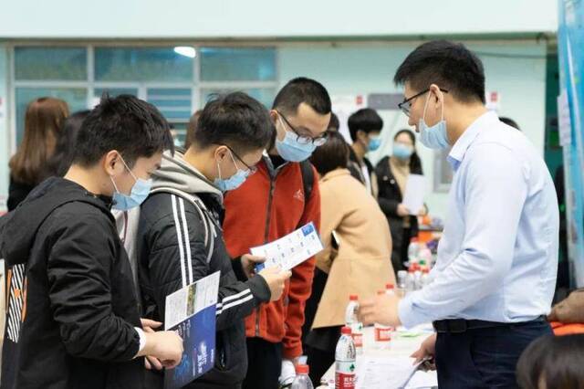 多图慎入！现场直击哈工大最大规模的线下招聘会