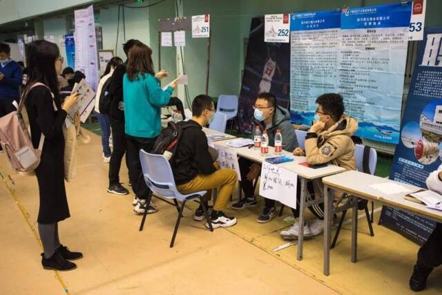 多图慎入！现场直击哈工大最大规模的线下招聘会