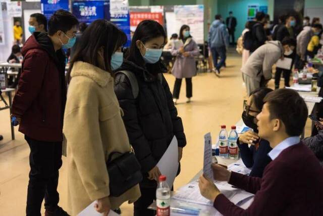 多图慎入！现场直击哈工大最大规模的线下招聘会