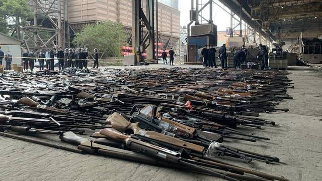 上海警方集中销毁一批非法枪支、管制刀具，严厉打击涉枪涉爆违法犯罪活动
