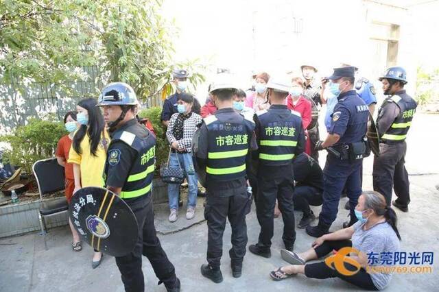 ▲有多名人员试图强行冲入警戒区域，阻挠执法并对执法人员进行人身攻击