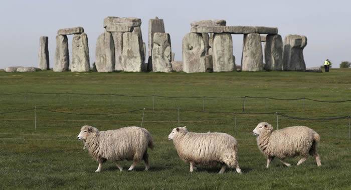 英国政府批准在巨石阵Stonehenge下面修建公路隧道考古学家称“国际丑闻”