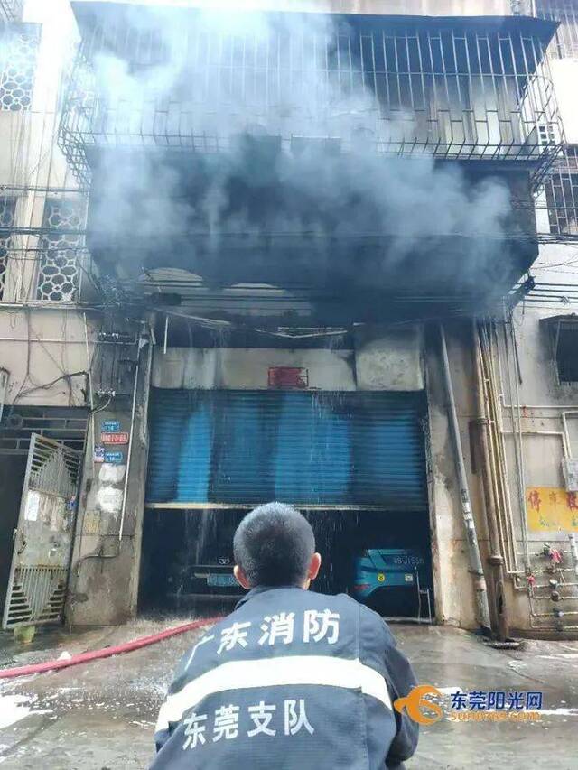 汽车、电动车、摩托车都被烧了！东莞一居民楼突发火灾！