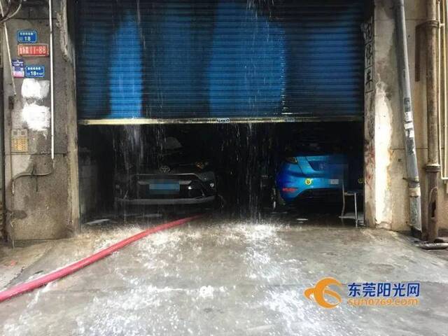 汽车、电动车、摩托车都被烧了！东莞一居民楼突发火灾！