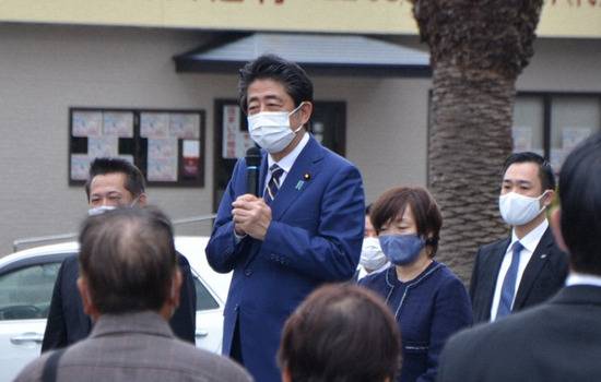 卸任后的日本前首相安倍晋三日前回到老家山口县为父亲扫墓，并已连续3天公开参加政治活动。