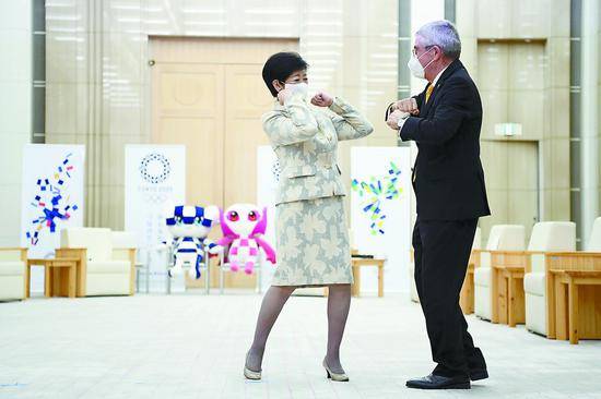 16日，国际奥委会主席巴赫访日，与东京都知事小池百合子举行会谈。
