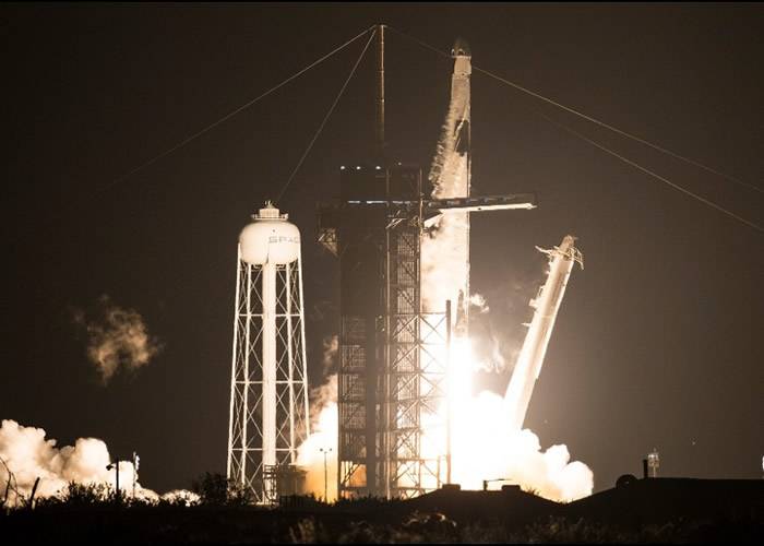SpaceX和NASA首度合作的商业载人太空任务“龙飞船”载4名宇航员到国际空间站
