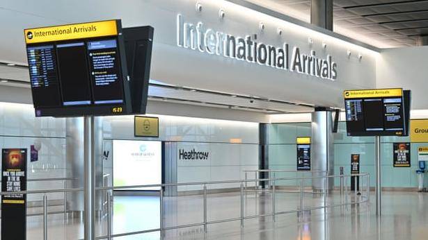 △疫情下的希斯罗机场国际抵达区大厅（图片来源：AFP）