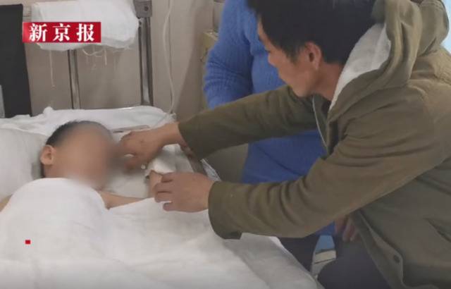 刘艳青在医院照顾儿子。