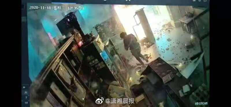 湖南汨罗餐馆爆炸监控流出 疑似煤气罐突然起火 有人员浑身是火逃出
