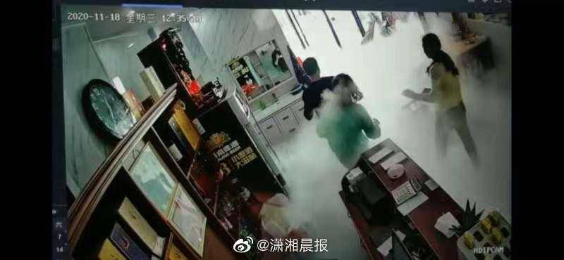 湖南汨罗餐馆爆炸监控流出 疑似煤气罐突然起火 有人员浑身是火逃出