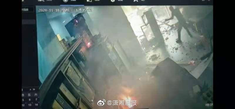 湖南汨罗餐馆爆炸监控流出 疑似煤气罐突然起火 有人员浑身是火逃出