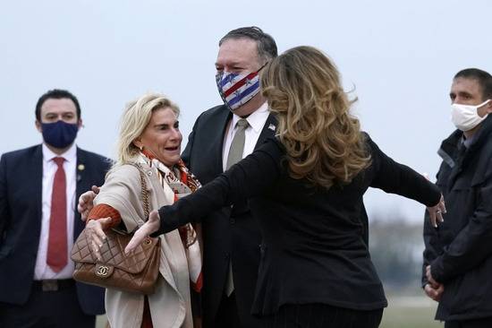 （图说：蓬佩奥拥抱美国驻法大使麦克柯尔特（左）。图/AP）