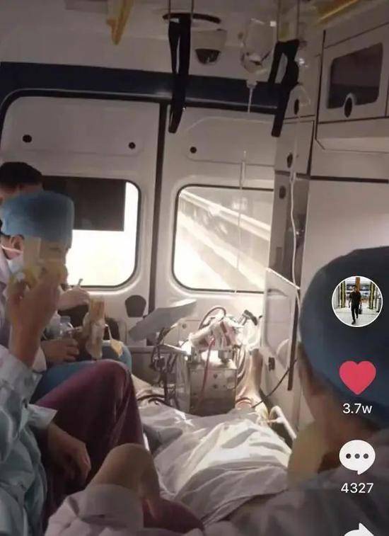 北京日报：医生在救护车上吃香蕉也被喷？见啥怼啥是种“键盘病”