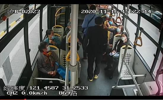 上海一乘客公交车上拒戴口罩，被警察带走！