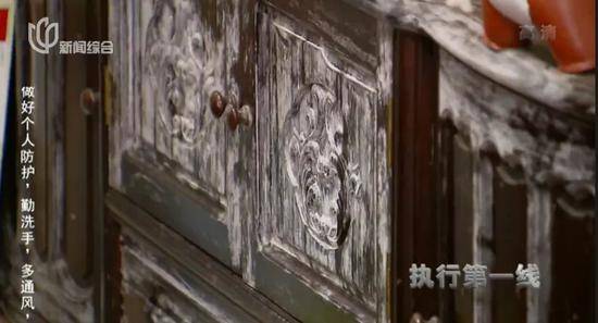 邻居入住后，自家红木家具长满白毛！上海爷叔被迫空关别墅11年