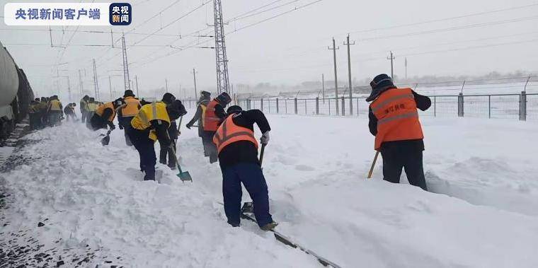 东北多地遭遇雨雪冰冻灾害 171列电力机车、动车组除冰车开展接触网除冰