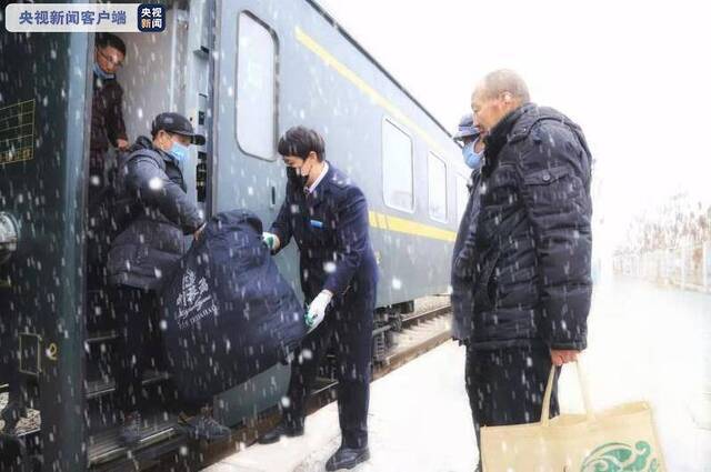 东北多地遭遇雨雪冰冻灾害 171列电力机车、动车组除冰车开展接触网除冰