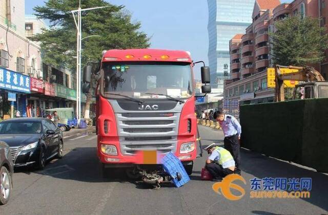 东莞一女子骑电动车与大货车抢道，被碾压当场身亡