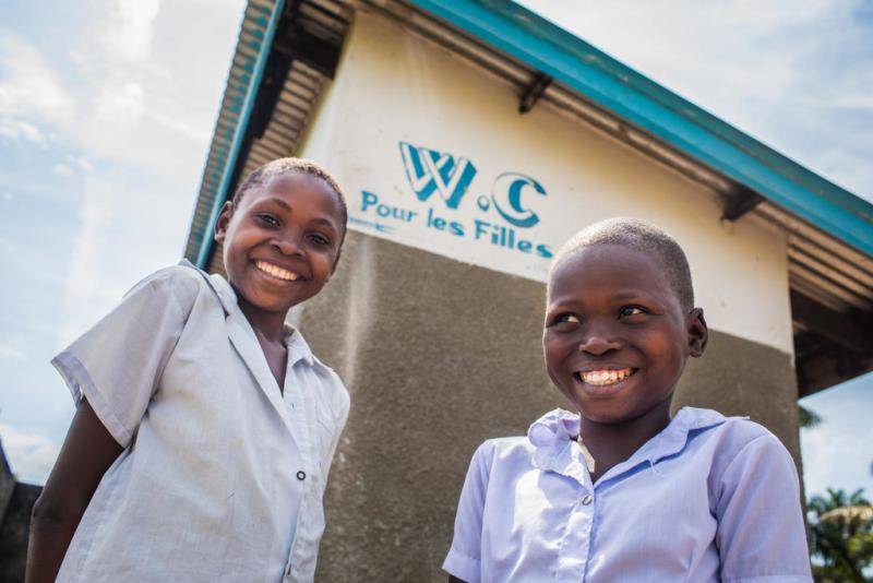 △刚果民主共和国西部开赛省卡南加迪科莱拉伊小学厕所外的学生卫生队员图片来自：联合国儿童基金会
