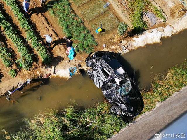 广澳高速男子拿千斤顶当警示牌致车祸？交警辟谣