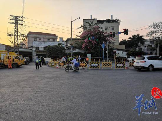 天河区沐陂东路合景路口突发地陷现场