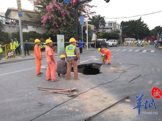 广州天河区一路口突发地陷 或系地下水管破裂所致