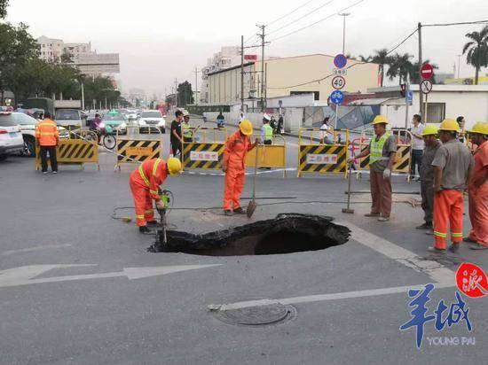 广州天河区一路口突发地陷 或系地下水管破裂所致