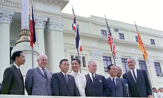  1966年，东南亚条约组织成员国元首在菲律宾马尼拉国会大厦前合影。图源：澎湃新闻