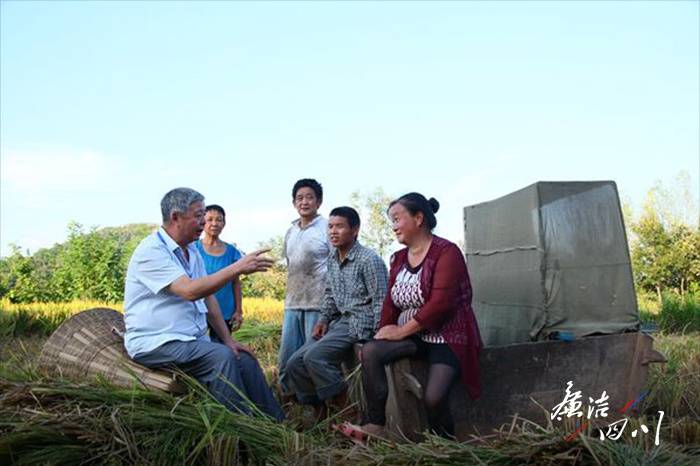 区反腐倡廉志愿者（左一）在田间地头向群众了解村“两委”班子“两个责任”履行情况、脱贫攻坚政策落实情况（聂见名摄）