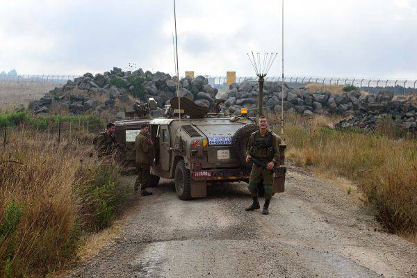 这是8月3日在戈兰高地拍摄的以色列国防军士兵及车辆。新华社/基尼图片社
