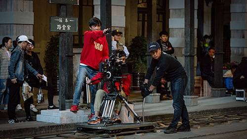 《隐秘而伟大》工作照，导演王伟在指导拍摄。片方供图
