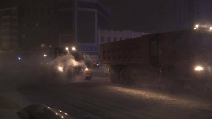 暴雪突发！黑龙江哈尔滨环卫工人24小时对城市道路进行清扫
