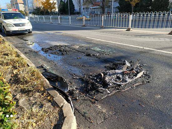 北京上地三街一辆宝马车今天中午自燃起火，现已扑灭无伤亡