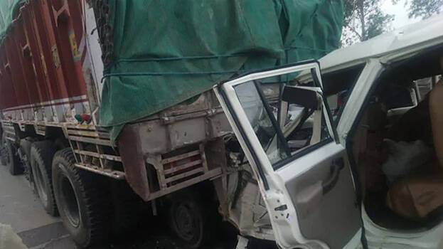 印度北方邦一越野车与卡车相撞 造成包括6名儿童在内的14人死亡