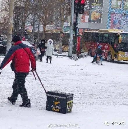 被大雪承包的热搜：我在北方裹着貂 你在南方露着腰