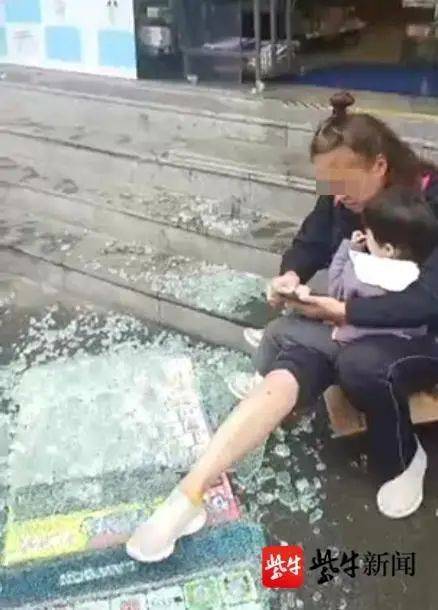 南京一广场地面下沉致多家店铺墙体开裂，有人受伤