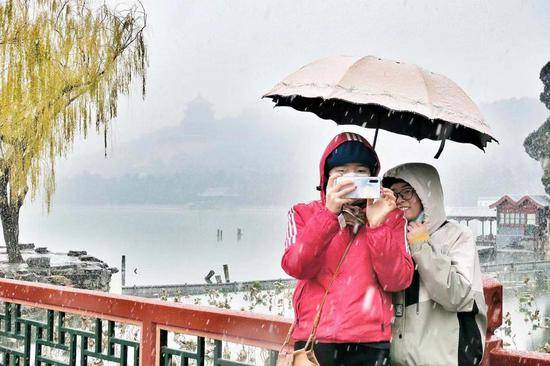 大片来了！雪中颐和园美景如画，漫天飞雪映衬红墙金瓦