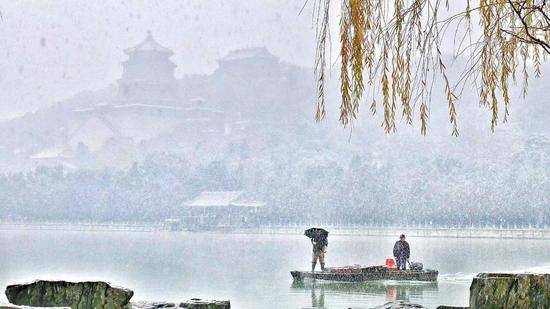 大片来了！雪中颐和园美景如画，漫天飞雪映衬红墙金瓦