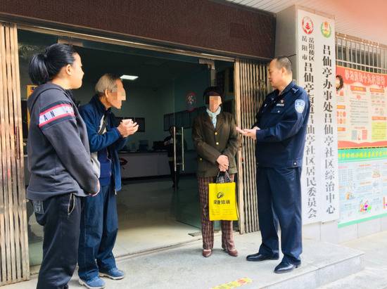 80岁老兵接到“部队召回电话”，背后真相太催泪……