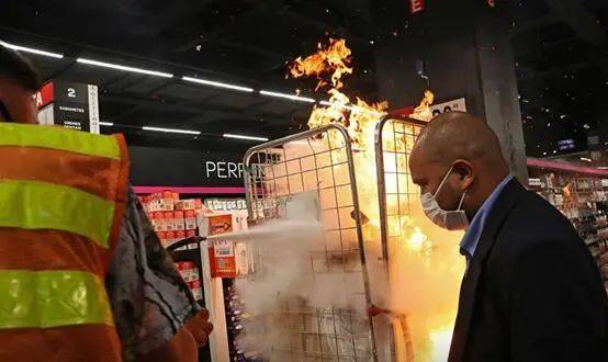 巴西的家乐福超市被纵火图源：外媒