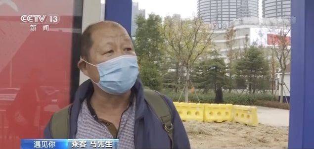 六年如一日 公交司机抱患病男孩上下车