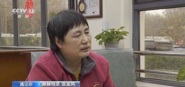 六年如一日 公交司机抱患病男孩上下车