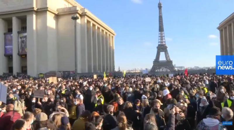 示威者在埃尔法铁塔前唱歌，许多人不遵守防疫措施（视频截图）