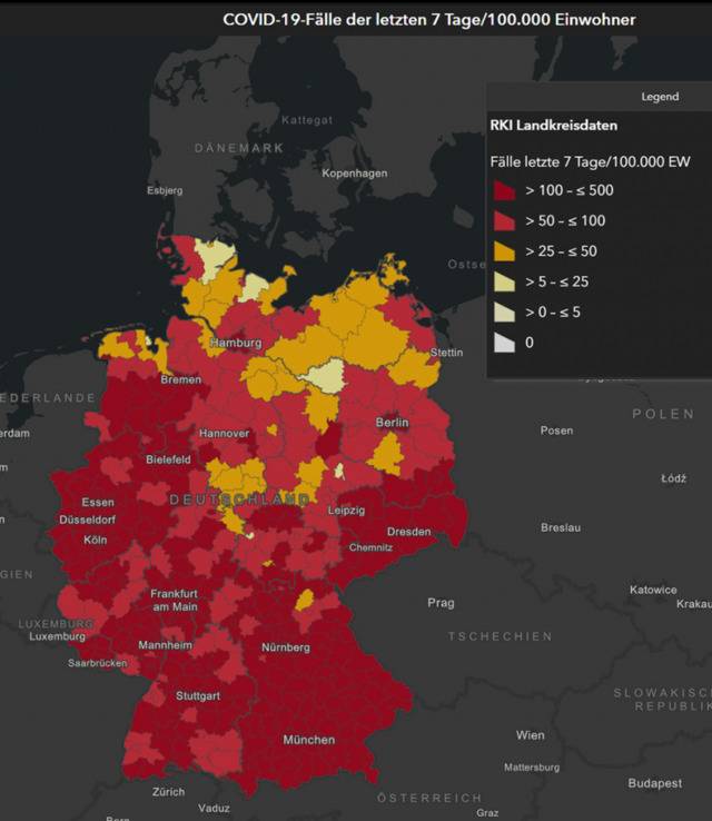 德国传染病防治权威医疗研究机构，罗伯特·科赫研究所（RKI）实时更新发布的德国各行政区7日平均每十万居民感染人数，是地方政府制定和量裁自己管辖区域内防疫措施的依据。其中，区域该指数越高，则在图中显示颜色越深。该图也显示了德国内部各个行政区疫情发展的差异，是州政府用来否定全国性措施的主要论据。图片获得于2020年11月19日，来源：https：//experience.arcgis.com/experience/478220a4c454480e823b17327b2bf1d4