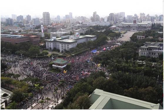 岛内“秋斗”游行下午在凯道集结登场，台湾民众身穿黑衣反对民进党当局开放含瘦肉精美猪。图自联合新闻网