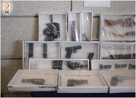 港媒：被拘捕的香港区议员王百羽住所 搜出大量仿制枪械