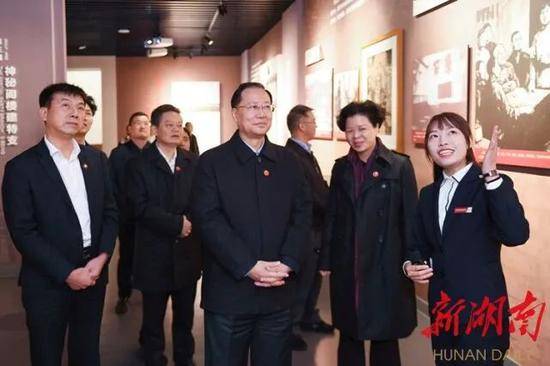 新任湖南省委副书记毛伟明 向毛泽东铜像敬献花篮